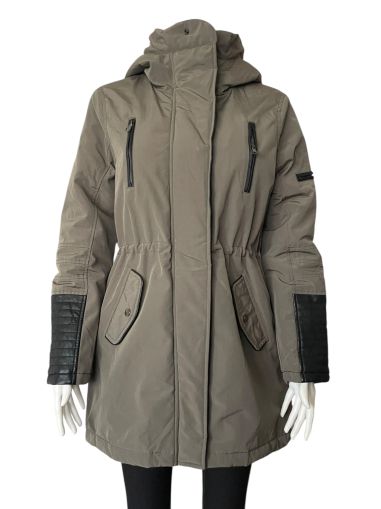 Дамско зимно яке с джобове, копчета, пухкава качулка и ципове AMISU M