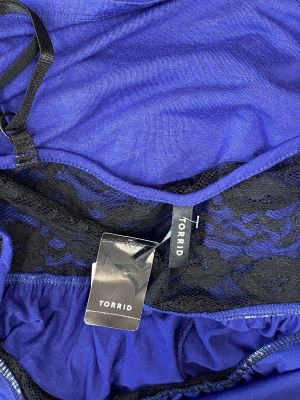Синя дамска рокля с черна дантела TORRID S