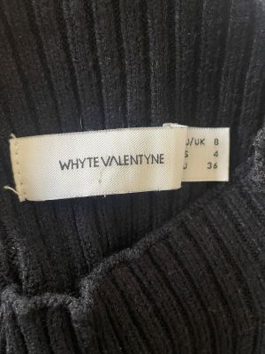 Плетена дамска рокля с поло яка, без ръкави WHYTE VALENTYNE S