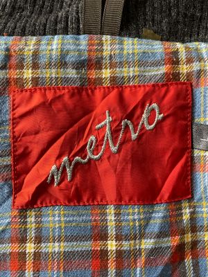 Дамско елече с джобове, копчета, пухкава качулка и ципове METRO L