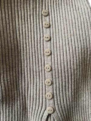 Плетена дамска рокля с поло яка, копчета и цепка XS