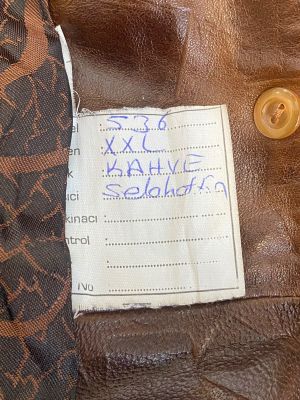 Дамско кожено яке с джобове, копчета и колан M