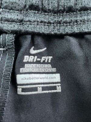 Дамски спортни къси панталони NIKE M